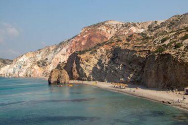 Milos adasında Firiplaka Beach insanlar