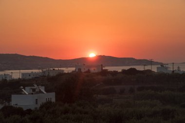 Milos köyünde güneş doğuşunu