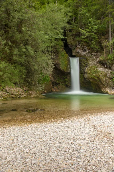 Cachoeira Grmeica Com Pedrinhas Pequenas — Fotografia de Stock