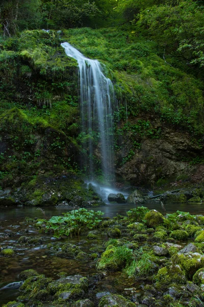 Cachoeira Pequena Colorida Verde Bonita — Fotografia de Stock