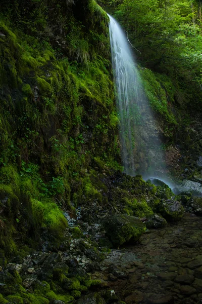 Невеликий Водоспад Збоку — стокове фото