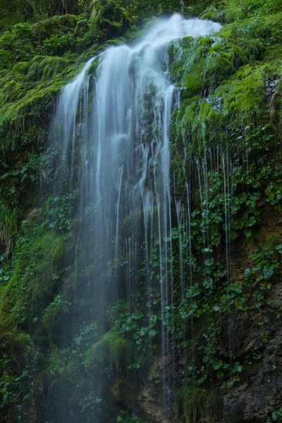 Pequena Cachoeira Vívida Lado Perto — Fotografia de Stock