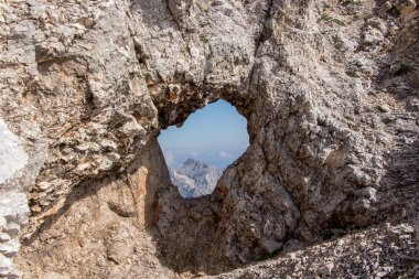 Rjavina zirvesinden hemen önce doğal pencere