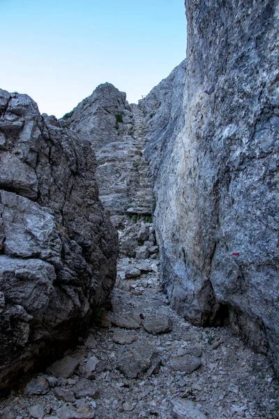 Узкая Каменная Горная Тропа Джулианских Альпах — стоковое фото