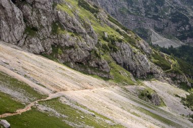 Dağlarda yüksek scree ile Dağ yolu