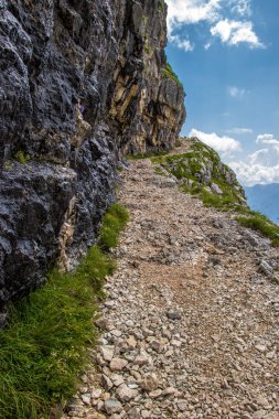 Vodnikova dağ kulübesi yakınındaki dağ yolu