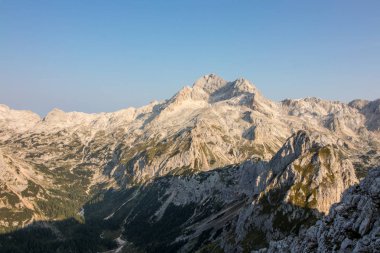 Güneşli bir bahar gününde Triglav aralığı