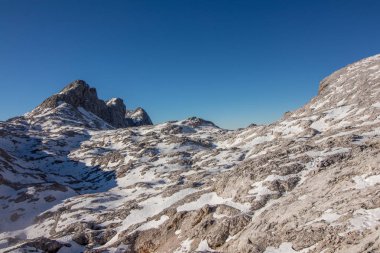 Hribarce dağ platosu berrak gökyüzü ile karla kaplı