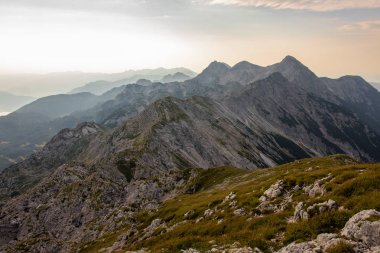 Tolminski kuk zirvesine doğru dağ yolu