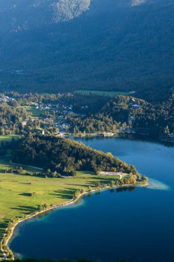 Vogar Dağı 'ndan Bohinj gölü kıyısı