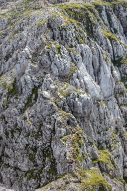 Kayalara, dağlara oyulmuş taş merdivenler.