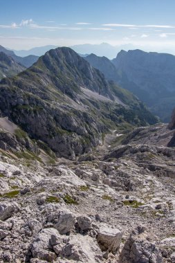 Miselj tepesinin arkasındaki vadi, yaz zamanı.