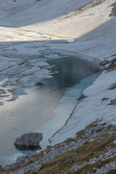 Lindo Lago Ledvicka Com Neve Redor — Fotografia de Stock