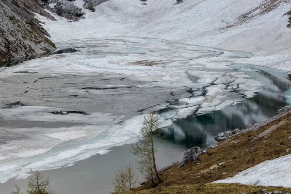 Triglav Vadisindeki Büyük Göl Buzla Kaplı — Stok fotoğraf