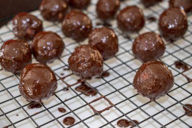 Mutfakta taze çikolata topları var.