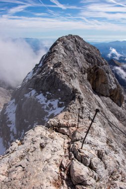 Triglav dağına doğru tırmanıyor.