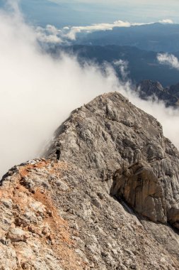 Triglav dağının tepesinden dar yol