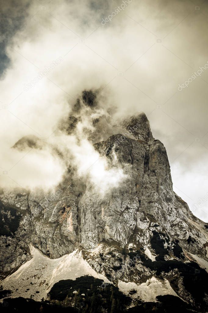 Mountain Miselj vrh in clouds