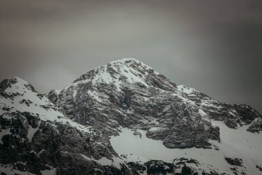 Bulutlu bir günde Bohinj Dağları