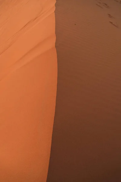 中央の線で区切られた壮大な砂丘の写真 左側の光と右側の影 ドローンビュー写真 — ストック写真