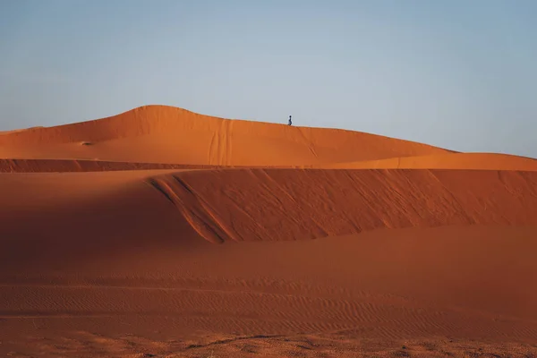 Zdjęcie Osoby Marokańskiej Idącej Tak Daleko Ogromnej Wydmie Pustyni Gorący — Zdjęcie stockowe