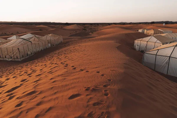 砂丘の中にモロッコのテントがたくさんある夜明けの砂漠の写真 — ストック写真