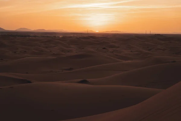 サハラ砂漠に砂丘がたくさんある美しい夕日 — ストック写真