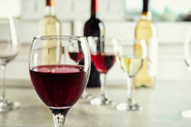 Masada lezzetli kırmızı şarap