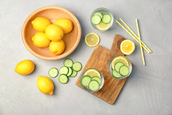 Composición Plana Con Deliciosa Limonada Natural Sobre Fondo Claro — Foto de Stock