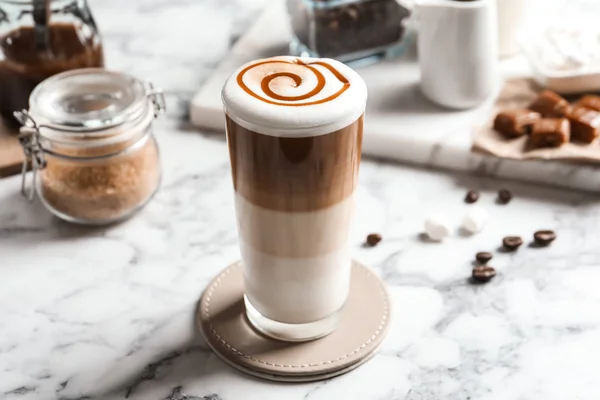 Finom Karamellás Latte Asztalra Üveg — Stock Fotó