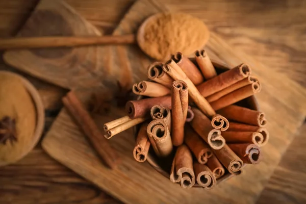 Miska Aromatycznego Cynamonu Podłoże Drewniane — Zdjęcie stockowe