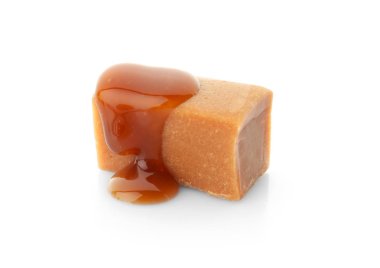 Beyaz zemin üzerine karamel soslu lezzetli şeker