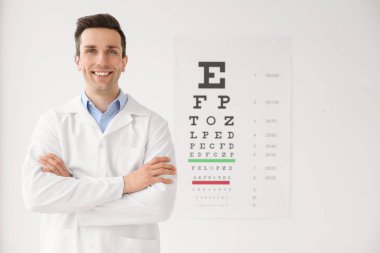 Göz grafik kapalı yakınındaki genç göz doktoru