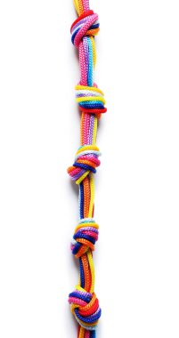 Renkli ipler ile birlikte knot beyaz arka plan üzerinde bağlı. Birlik kavramı