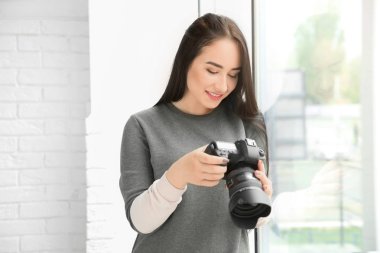Genç kadın fotoğrafçı profesyonel kamera kapalı ile