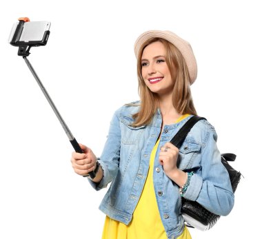 Çekici genç kadın selfie beyaz zemin üzerine alarak