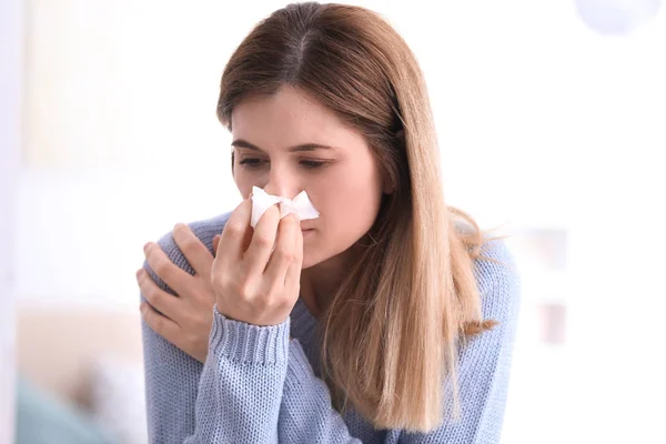 Mulher Triste Com Tecido Que Sofre Frio Fundo Borrado — Fotografia de Stock