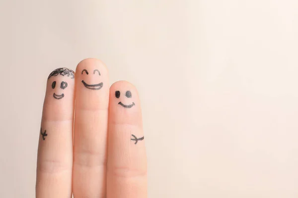 Finger Mit Zeichnungen Glücklicher Gesichter Vor Hellem Hintergrund Einheitskonzept — Stockfoto
