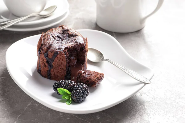 Prato Delicioso Fondant Fresco Com Chocolate Quente Amoras Mesa Receita — Fotografia de Stock