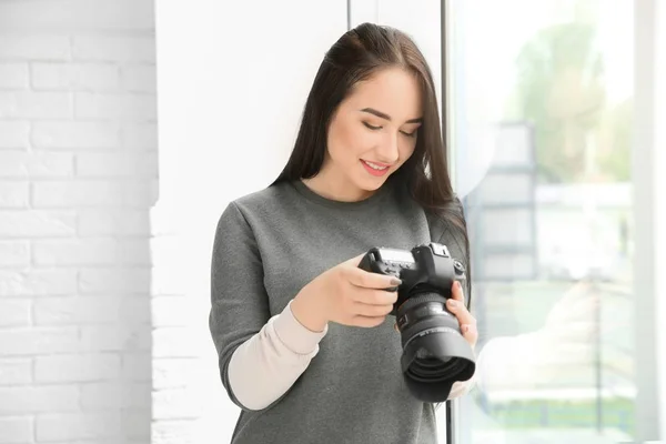 Wanita Muda Fotografer Dengan Kamera Profesional Dalam Ruangan — Stok Foto