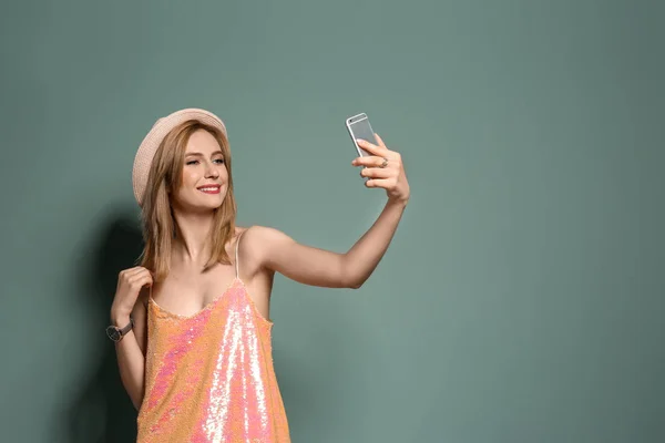 Jovem Atraente Tomando Selfie Fundo Cor — Fotografia de Stock
