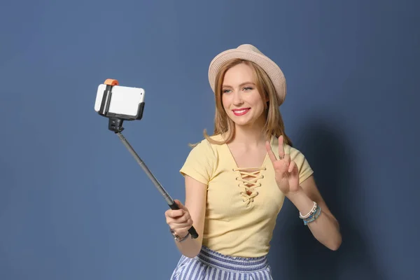 Attraktive Junge Frau Macht Selfie Auf Farbigem Hintergrund — Stockfoto