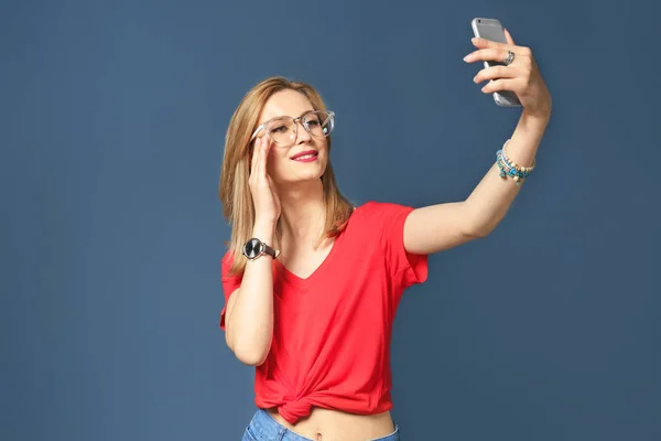 Attrayant Jeune Femme Prenant Selfie Sur Fond Couleur — Photo
