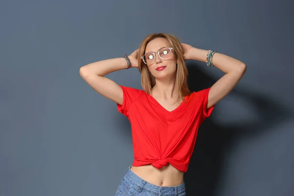 Aantrekkelijke Jonge Vrouw Stijlvolle Outfit Kleur Achtergrond — Stockfoto