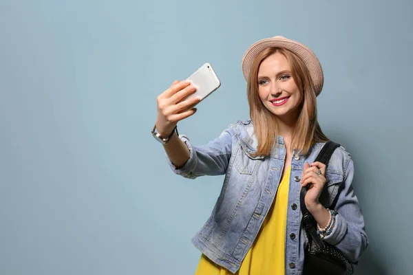 Jovem Atraente Tomando Selfie Fundo Cor — Fotografia de Stock