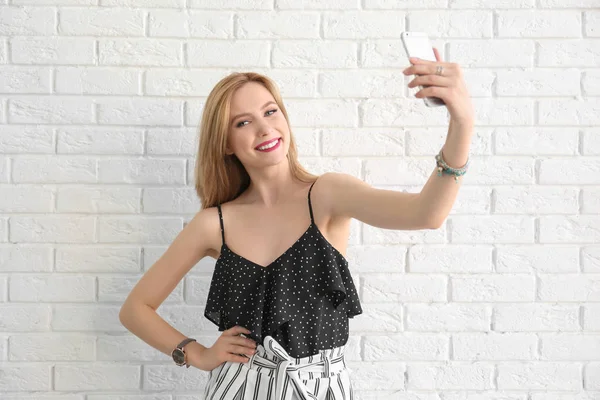 Attraktive Junge Frau Macht Selfie Nahe Ziegelmauer — Stockfoto