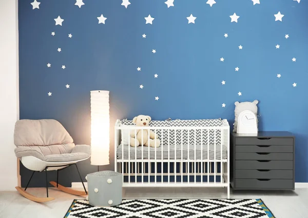 婴儿房室内有舒适的婴儿床和摇椅 — 图库照片