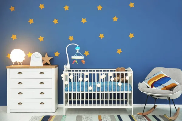 Baby Room Εσωτερικό Άνετη Κούνια Και Κουνιστή Καρέκλα — Φωτογραφία Αρχείου