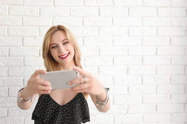 Atraente Jovem Mulher Tomando Selfie Perto Parede Tijolo — Fotografia de Stock