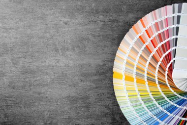 Renk paleti örnekleri ahşap arka plan üzerinde